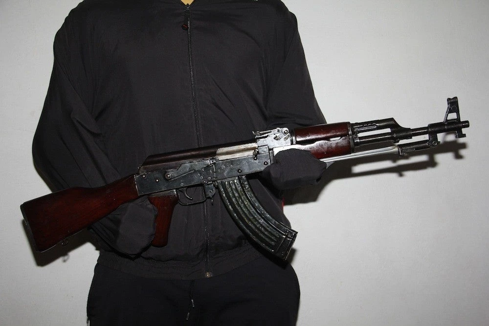 Συναγερμός για επικίνδυνο κακοποιό: Τα αίματα σε αυτοκίνητο και το ανθρωποκυνηγητό της ΕΛ.ΑΣ.